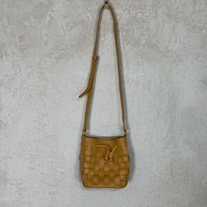 TIJN Tan Woven Vegan Leather Bucket Bag Crossbody Drawstring Minimalist Boho